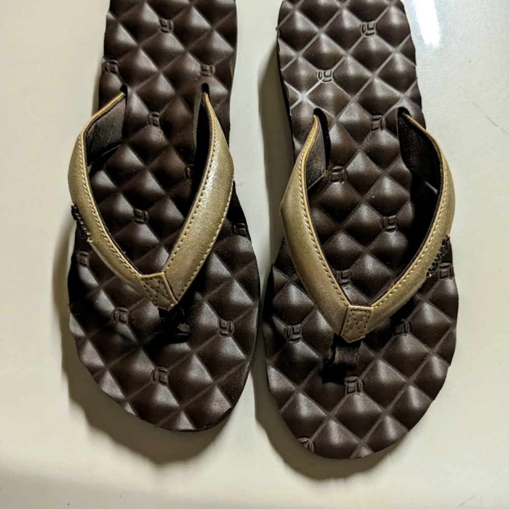 reefs flip flops with quilted memory foam size 9  brown and hold